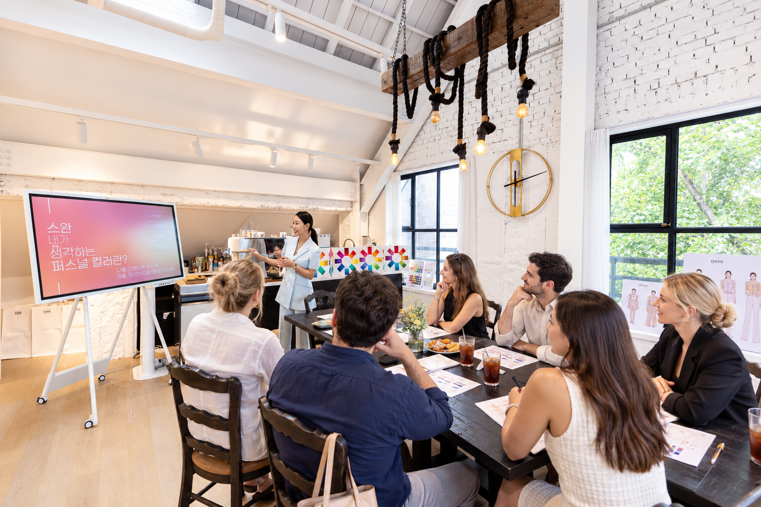Swan and overseas visitors in a personal colour class at OAVO Seoul Lounge